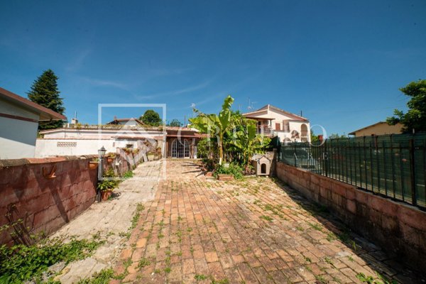casa indipendente in vendita a Lariano