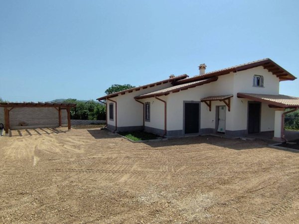 casa indipendente in vendita a Lariano