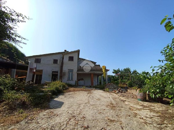 casa indipendente in vendita a Lariano