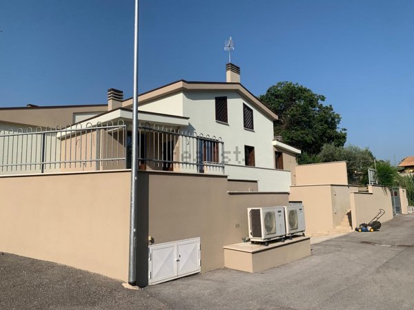 casa indipendente in vendita a Lariano