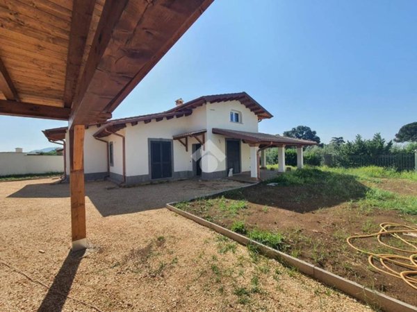casa indipendente in vendita a Lariano
