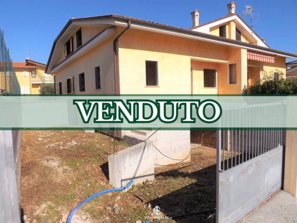 casa indipendente in vendita a Lariano