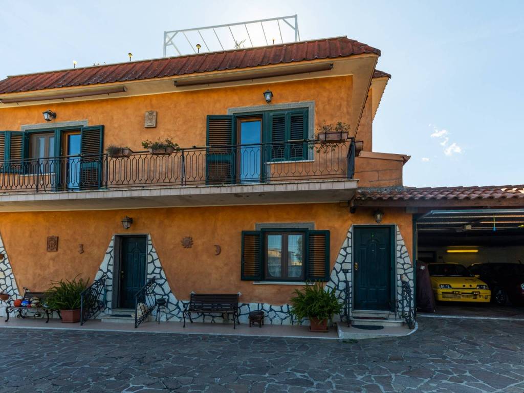 casa indipendente in vendita a Lariano