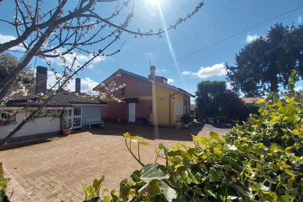 casa indipendente in vendita a Lariano