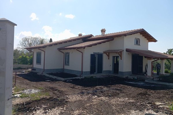 casa indipendente in vendita a Lariano