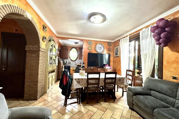 casa indipendente in vendita a Lariano
