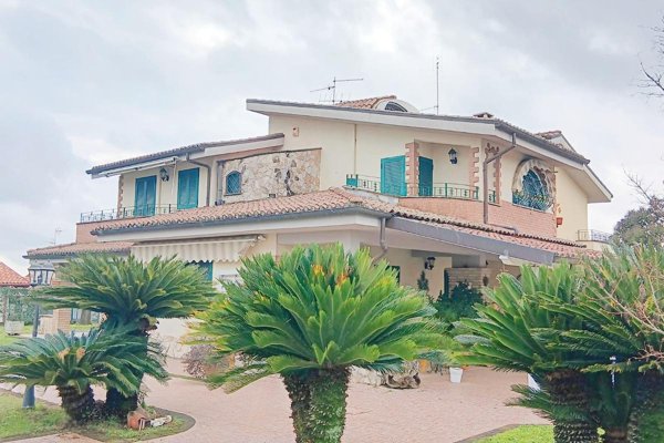 casa indipendente in vendita a Lariano