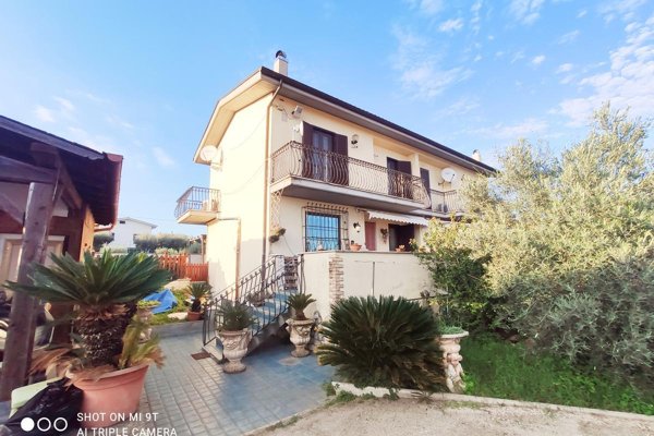 casa indipendente in vendita a Lariano