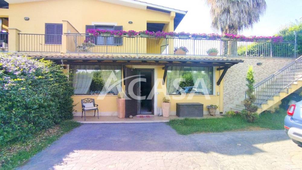 casa indipendente in vendita a Lariano