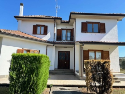 casa indipendente in vendita a Lariano