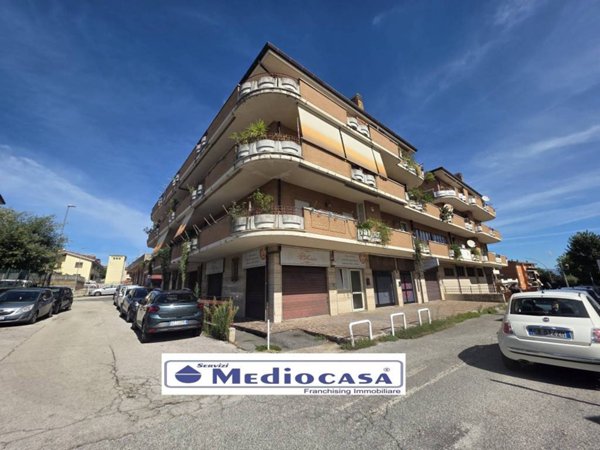 negozio in vendita a Lariano