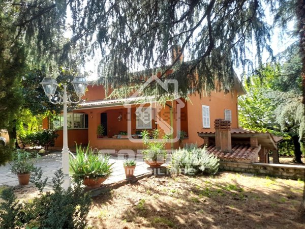casa indipendente in vendita a Lariano