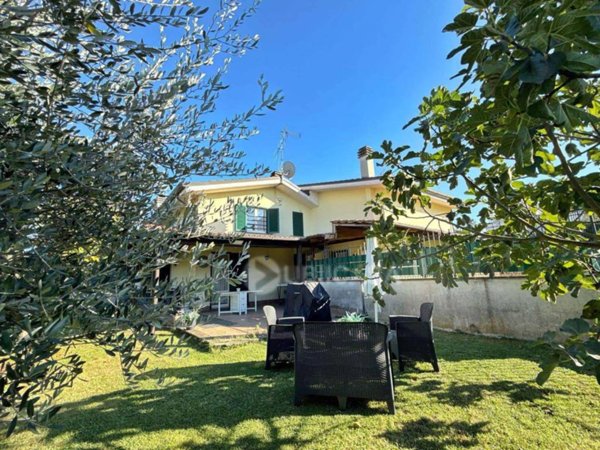 casa indipendente in vendita a Lariano