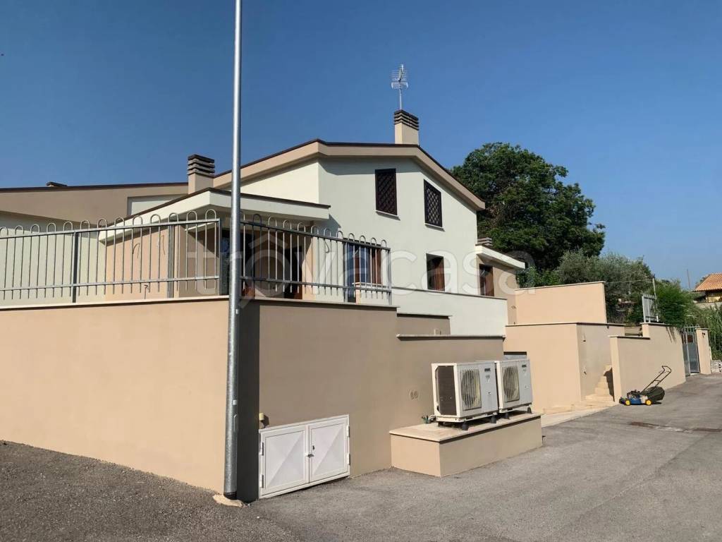 casa indipendente in vendita a Lariano