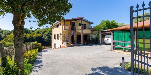 casa indipendente in vendita a Lariano