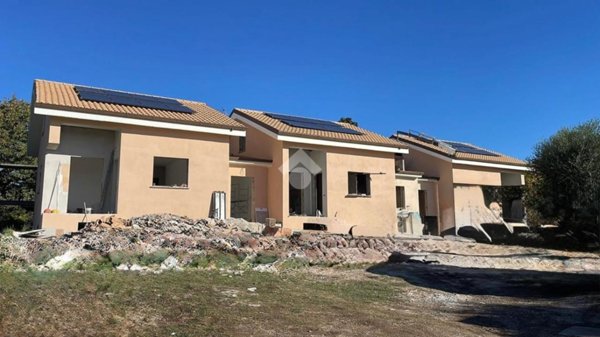 casa indipendente in vendita a Lariano