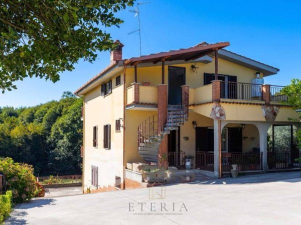 casa indipendente in vendita a Lariano