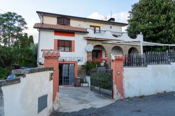 casa indipendente in vendita a Lariano