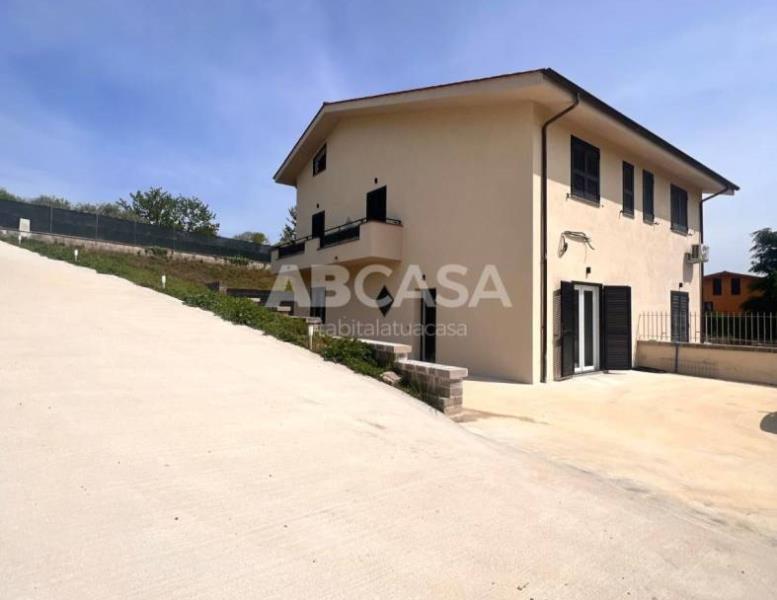 casa indipendente in vendita a Lariano