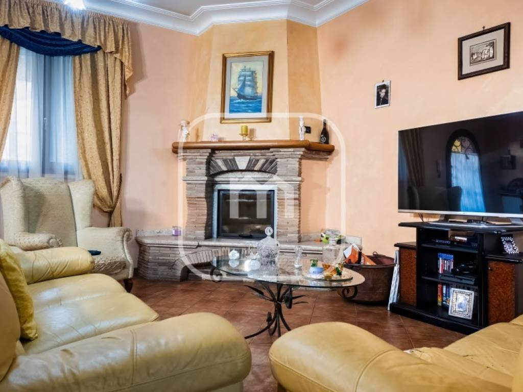 casa indipendente in vendita a Lariano