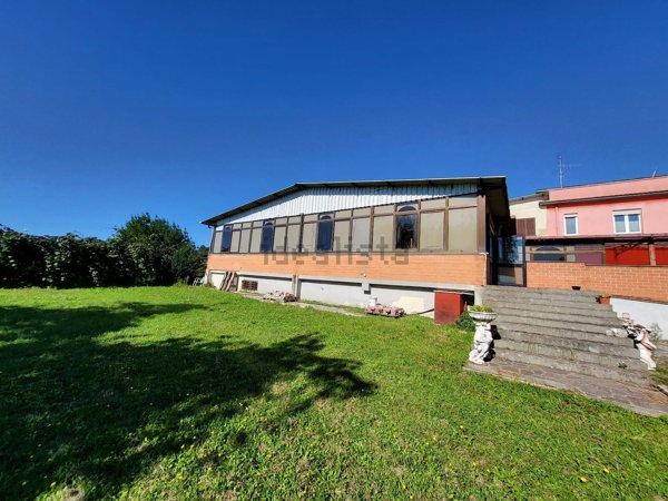 locale commerciale in vendita a Lariano