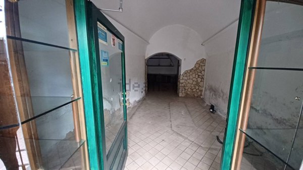 locale commerciale in vendita a Lariano