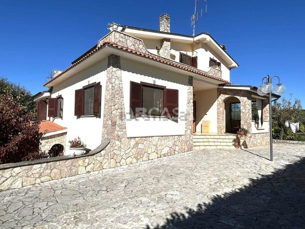 casa indipendente in vendita a Lariano