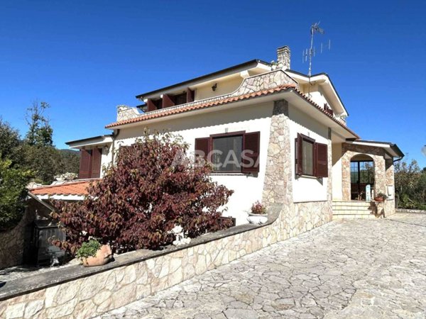 casa indipendente in vendita a Lariano