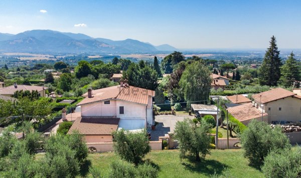 casa indipendente in vendita a Lariano