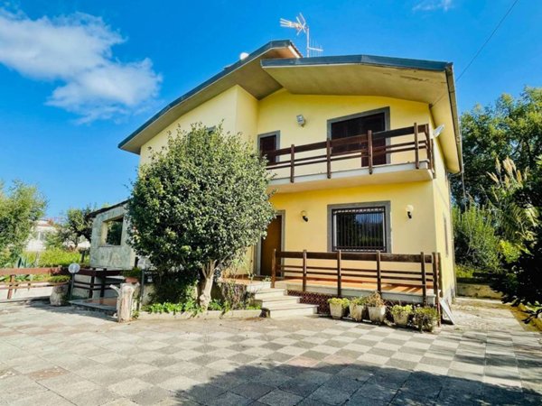 casa indipendente in vendita a Lariano