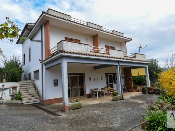 casa indipendente in vendita a Lariano