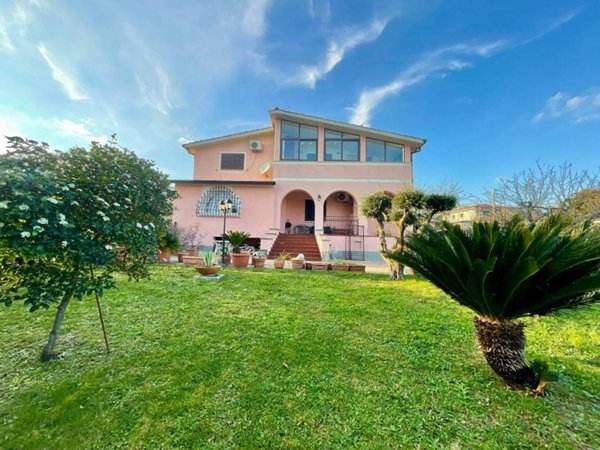 casa indipendente in vendita a Lariano