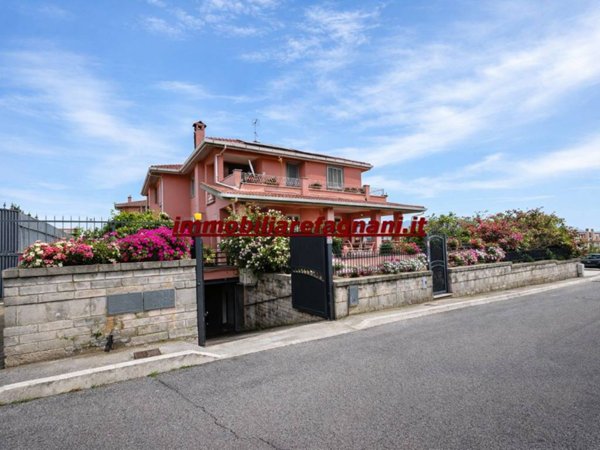 casa indipendente in vendita a Lariano