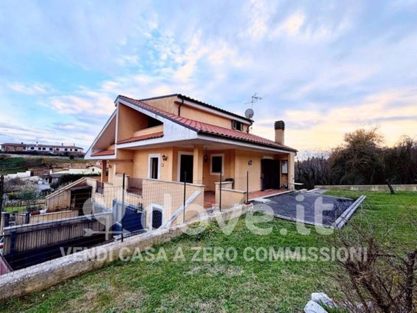 casa indipendente in vendita a Lariano