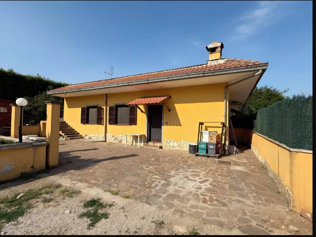 casa indipendente in vendita a Lariano