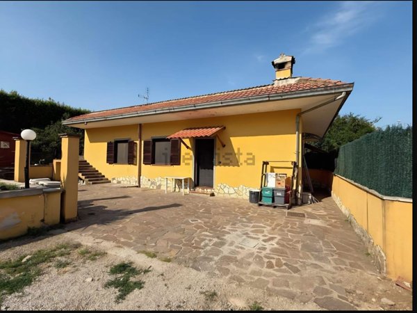 casa indipendente in vendita a Lariano