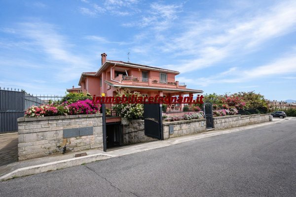 casa indipendente in vendita a Lariano