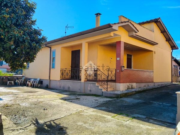 casa indipendente in vendita a Lariano