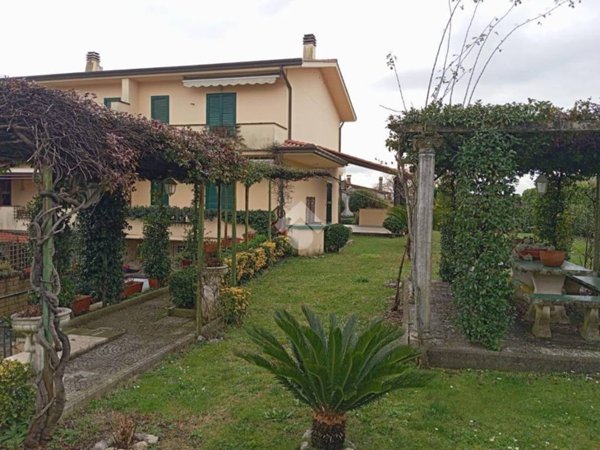 casa indipendente in vendita a Lariano