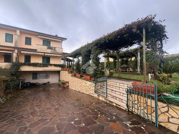 casa indipendente in vendita a Lariano