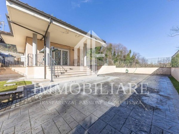 casa indipendente in vendita a Lariano