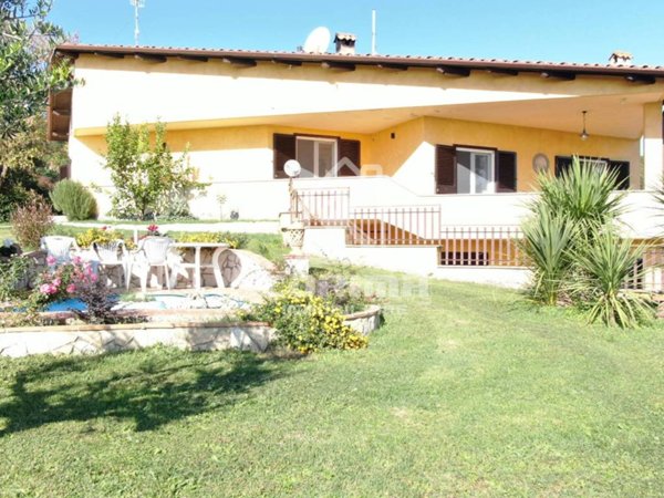 casa indipendente in vendita a Lariano