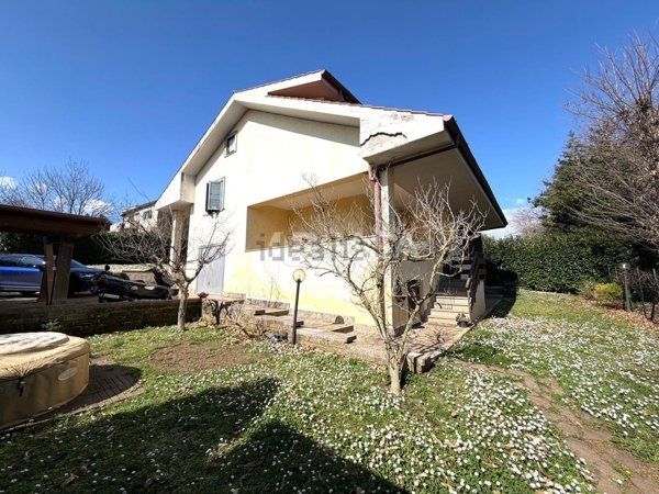 casa indipendente in vendita a Lariano