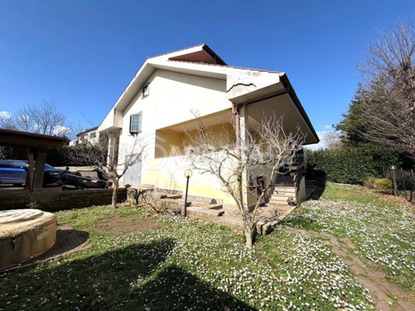 casa indipendente in vendita a Lariano