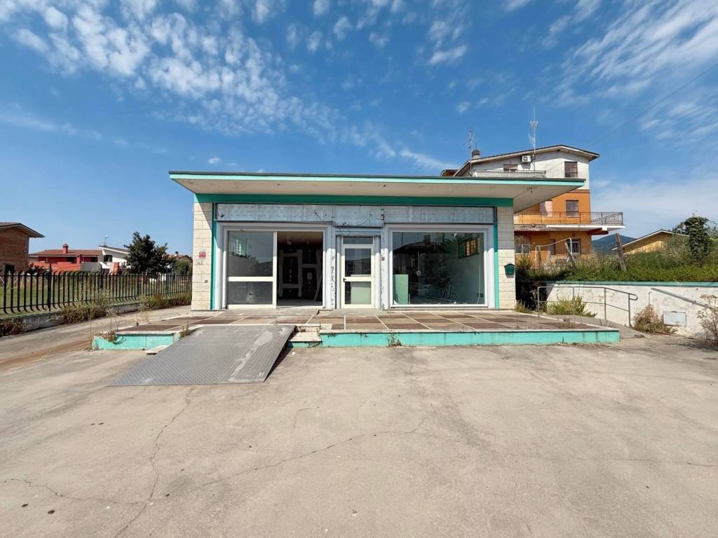 negozio in vendita a Lariano