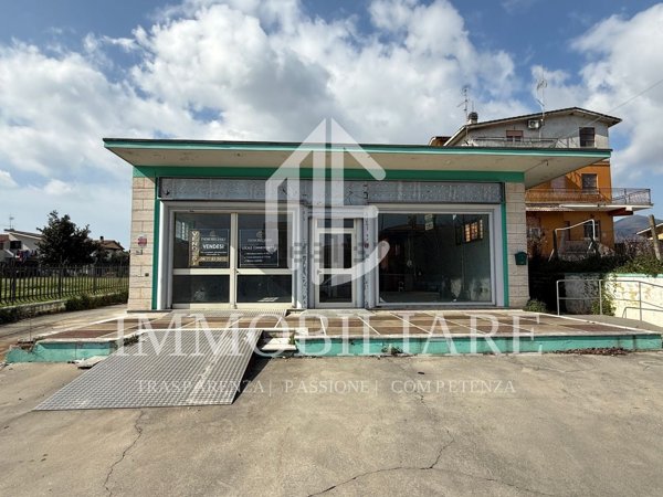 locale commerciale in vendita a Lariano