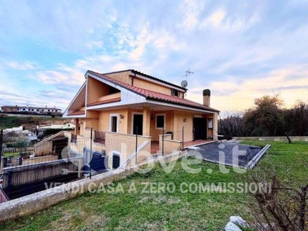 casa indipendente in vendita a Lariano