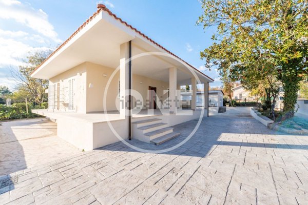 casa indipendente in vendita a Lariano