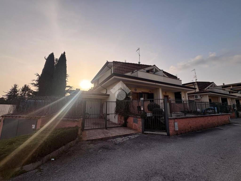 casa indipendente in vendita a Lariano