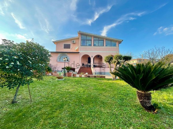 casa indipendente in vendita a Lariano